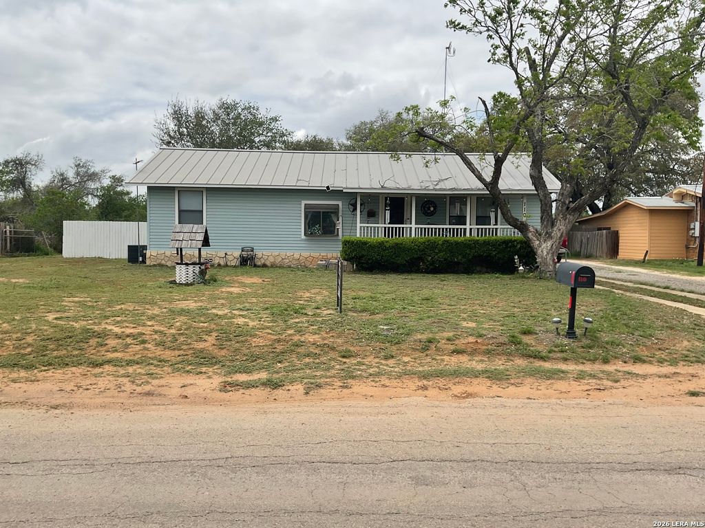 Photo of 110 RENFRO, Devine, TX 78016 (MLS # 1935296)