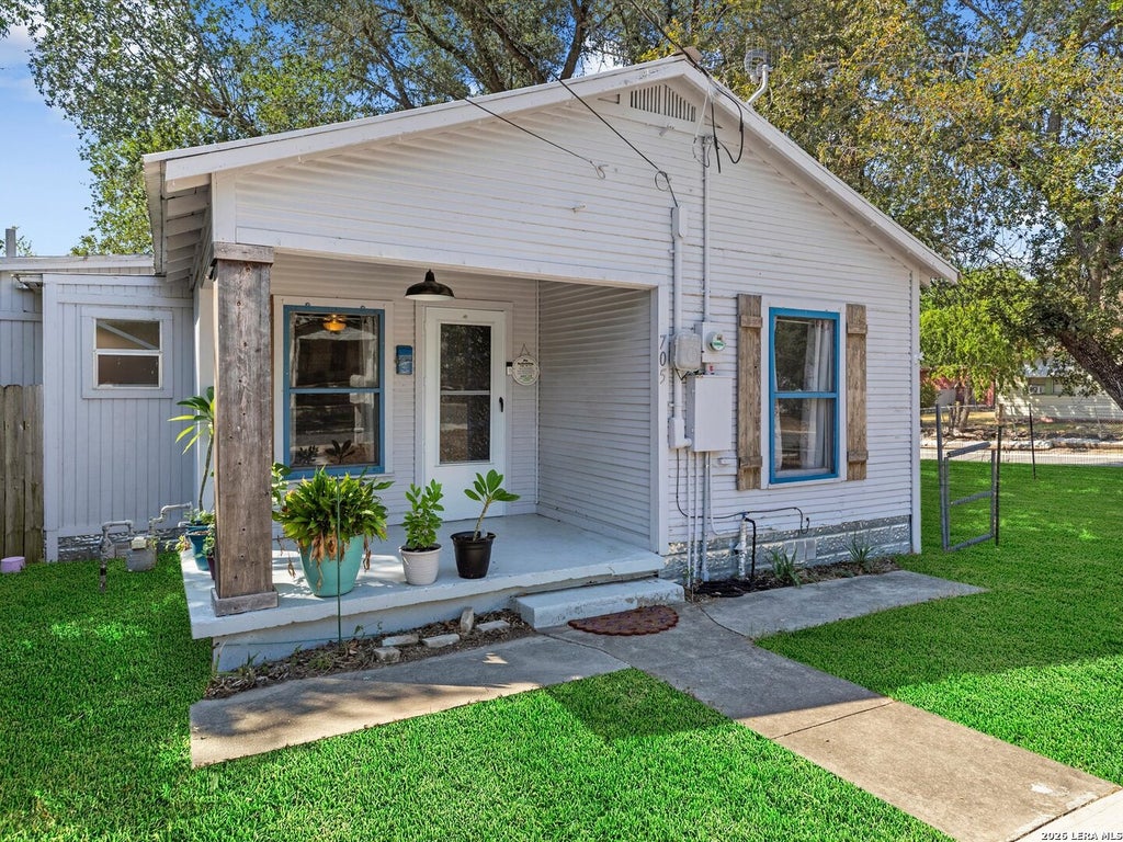 Photo of 705 E MOUNTAIN ST, Seguin, TX 78155 (MLS # 2020269)