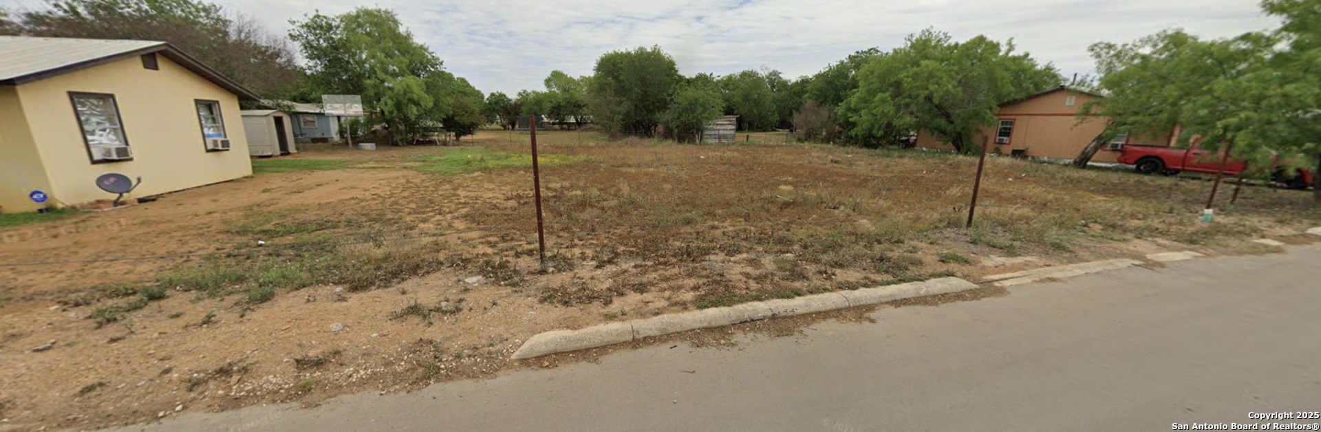 Photo 1 of 5 — 10 Willow st, Pearsall, TX 78061