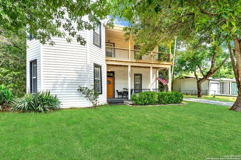 A home in Floresville