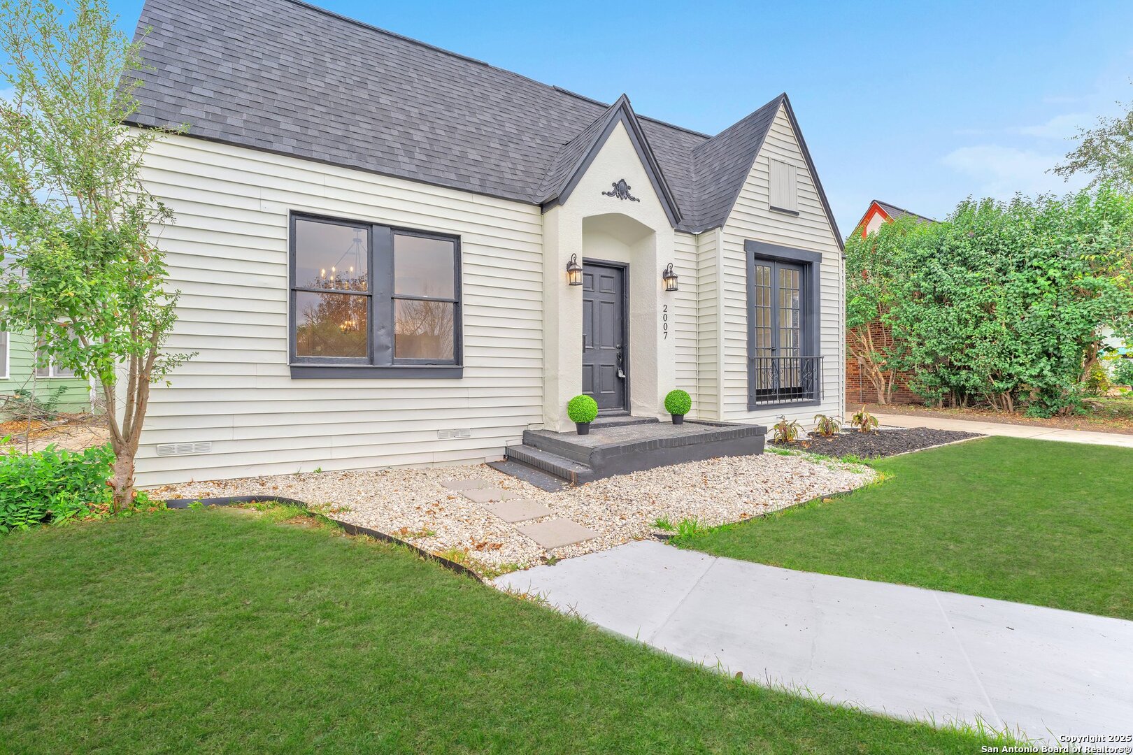 2007 W MAGNOLIA AVE