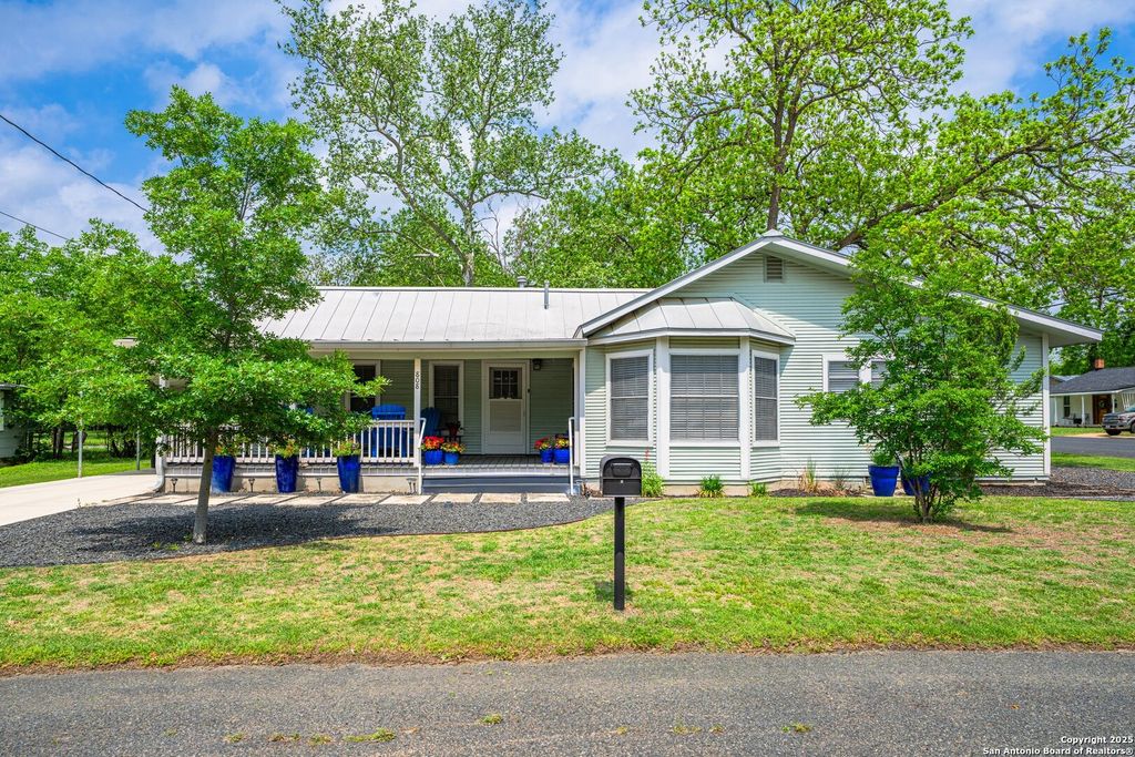 Photo of 808 N Crockett St, Fredericksburg, TX 78624 (MLS # 1918114)