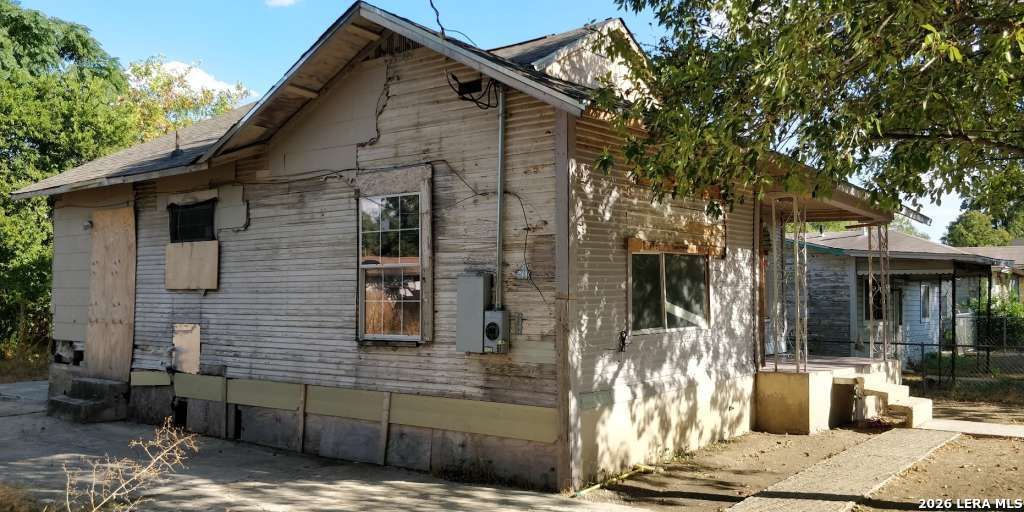 Photo of 806 S SAN DARIO AVE, San Antonio, TX 78237 (MLS # 1525381)