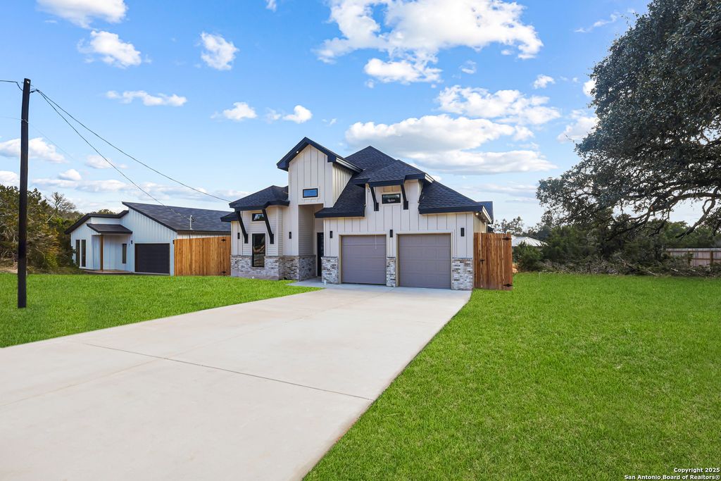 Photo of 1416 Green Meadow, Spring Branch, TX 78070 (MLS # 1930277)