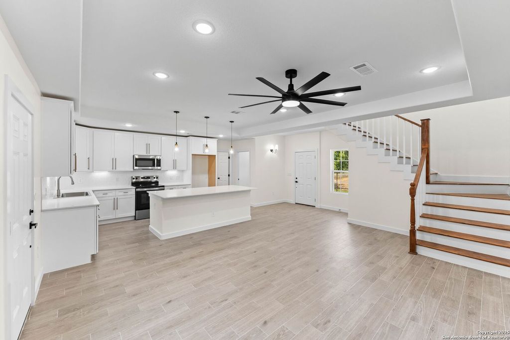 Photo of 350 Spanish Oak Dr, Canyon Lake, TX 78133 (MLS # 1961560)