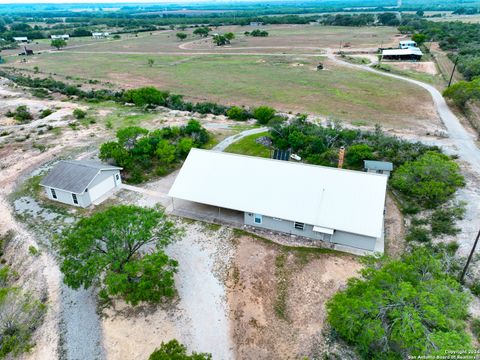 405 COUNTY ROAD 6642 Devine TX 78016