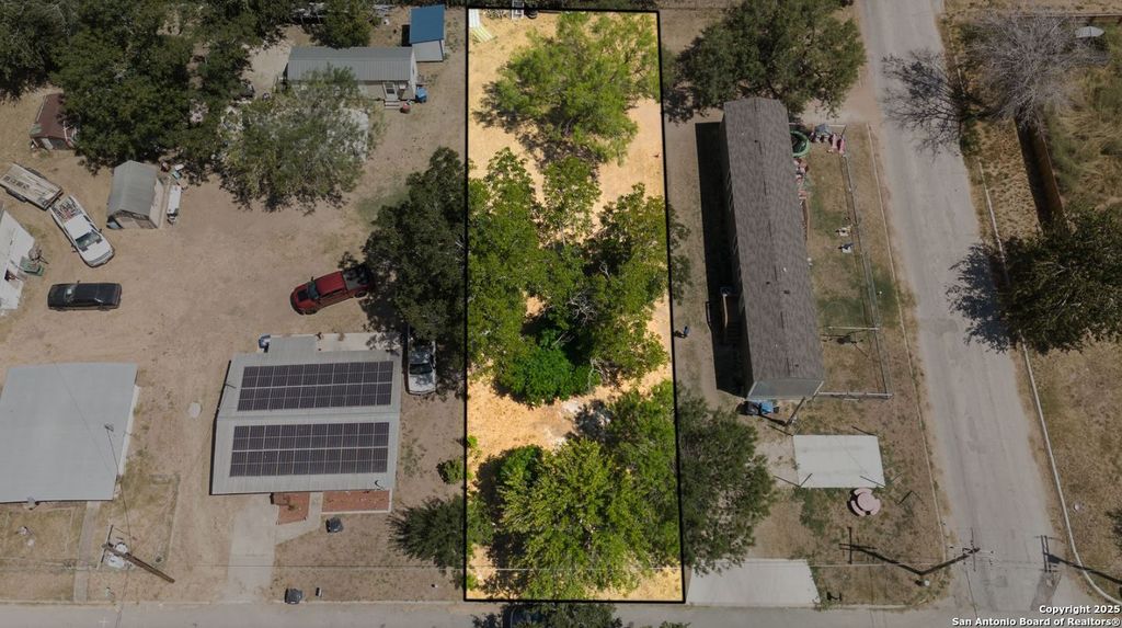 Photo of 406 Patrick St, Pleasanton, TX 78064 (MLS # 1844579)