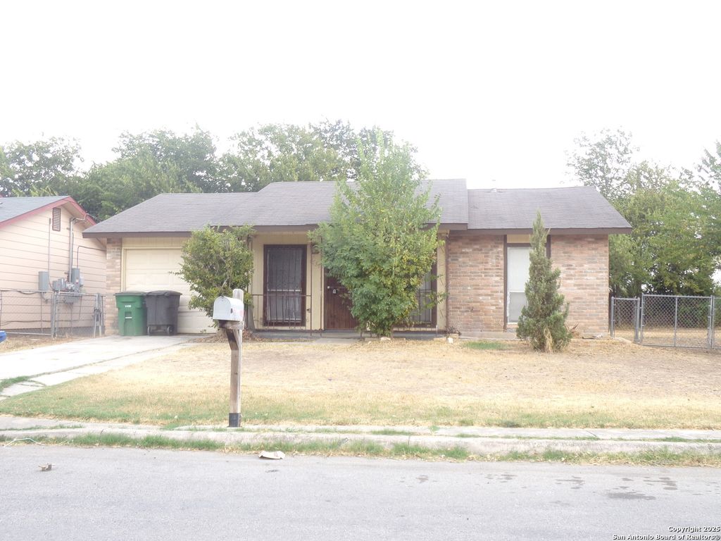 Photo of 6739 Paradise Oak, San Antonio, TX 78227 (MLS # 1919019)