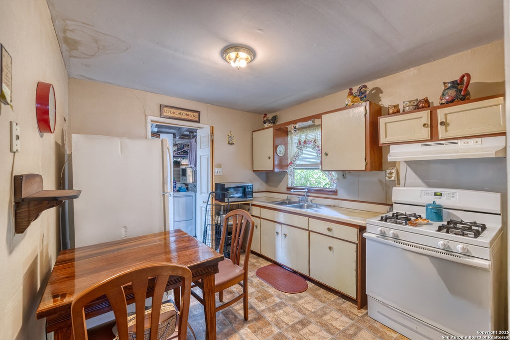 Photo of 1104 Avenue S, Hondo, TX 78861 (MLS # 2019566)