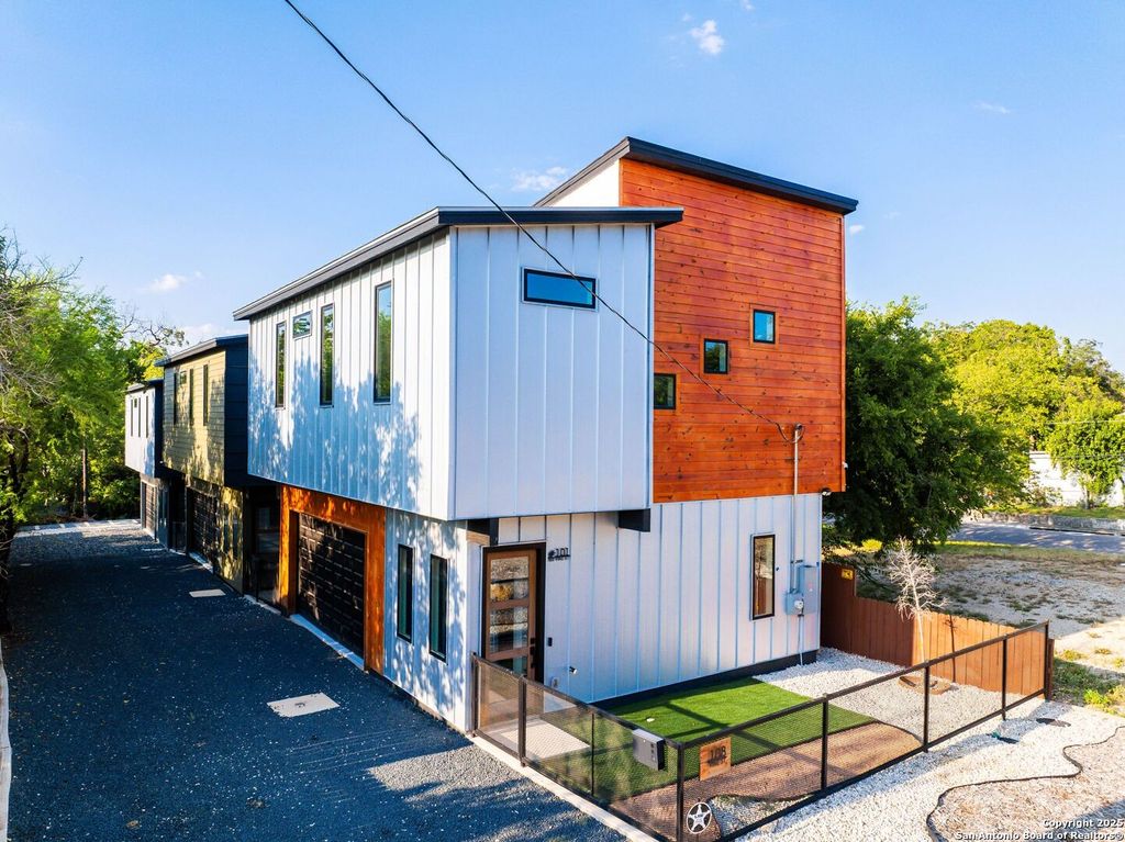 Photo of 108 Vine St #101, San Antonio, TX 78210 (MLS # 1912198)