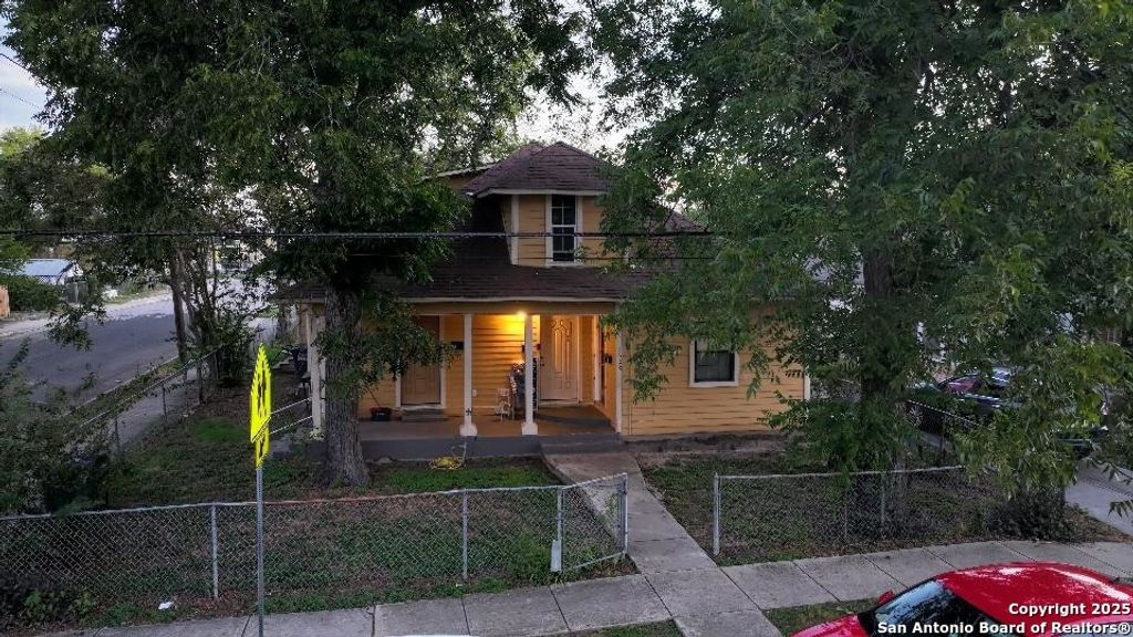 Photo of 1302 W Winnipeg Ave, San Antonio, TX 78225 (MLS # 1908204)