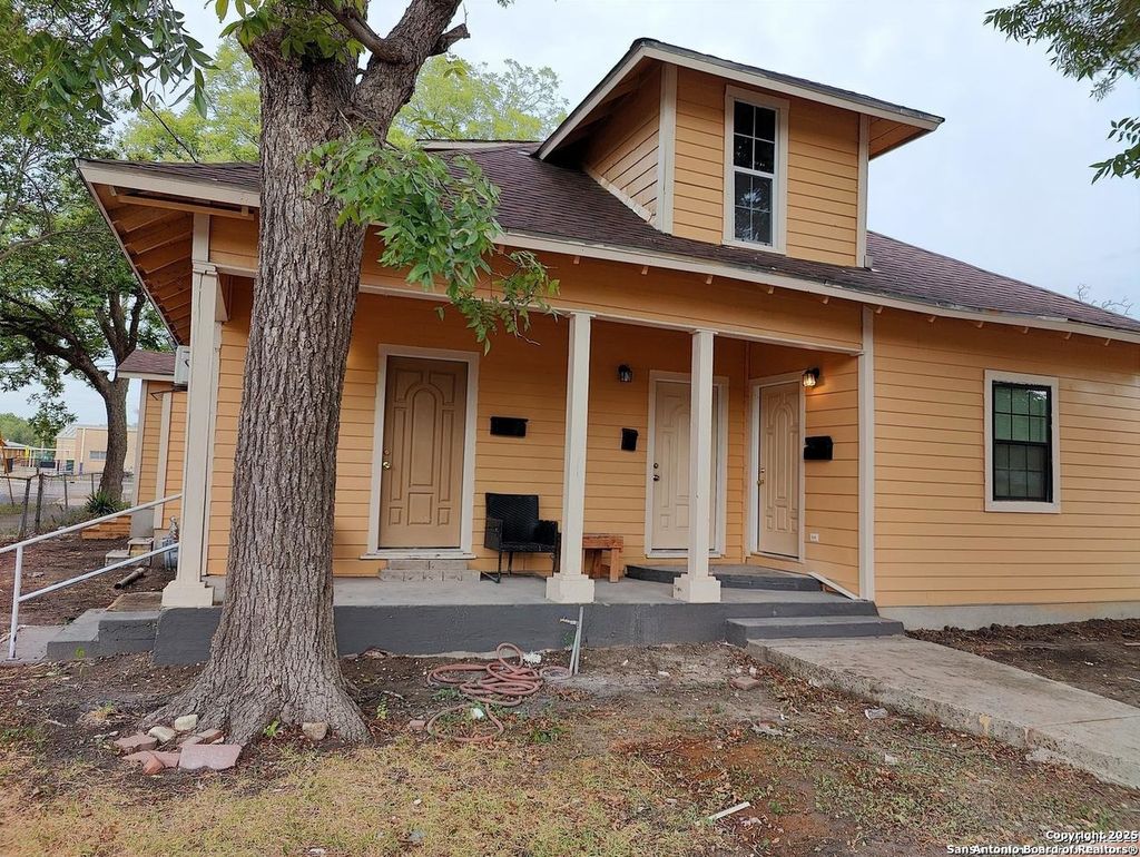 Photo of 1302 W Winnipeg Ave, San Antonio, TX 78225 (MLS # 1908204)