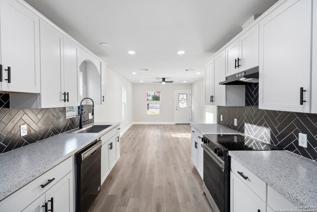 Photo of 2210 Crockett, San Antonio, TX 78202 (MLS # 1923995)