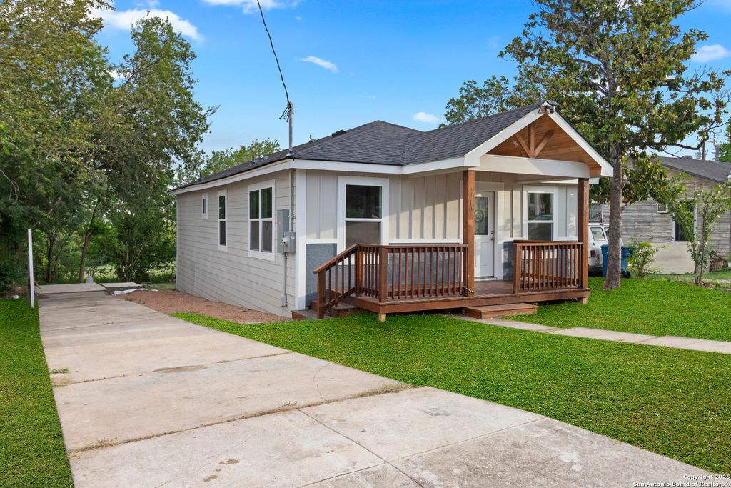 Photo of 2210 Crockett, San Antonio, TX 78202 (MLS # 1923995)