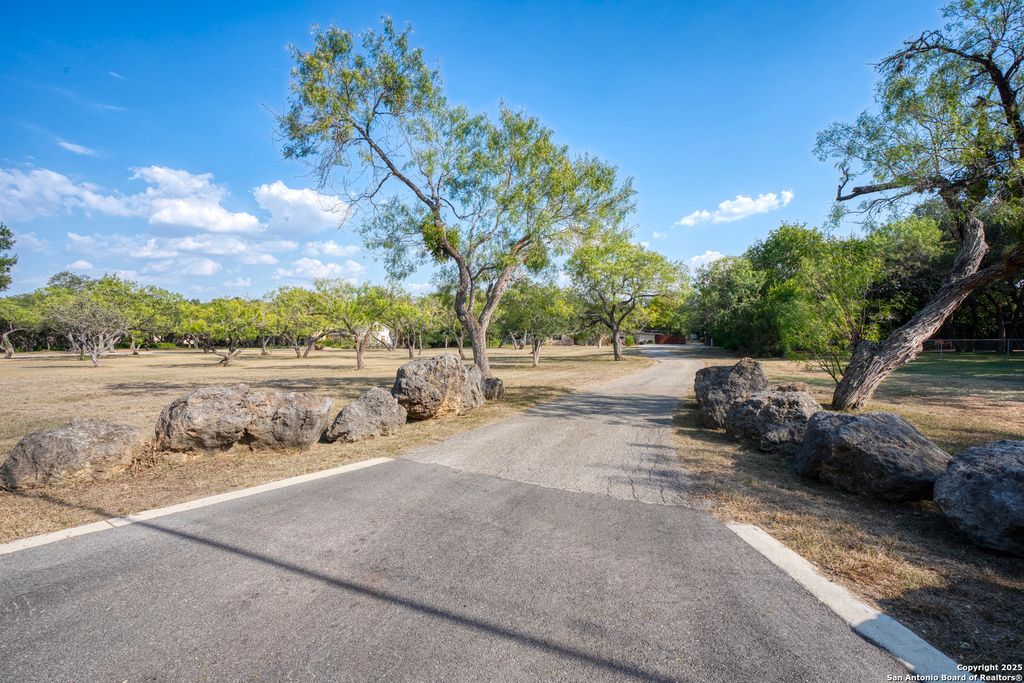 Photo of 98 Windmill, Shavano Park, TX 78231 (MLS # 1913620)