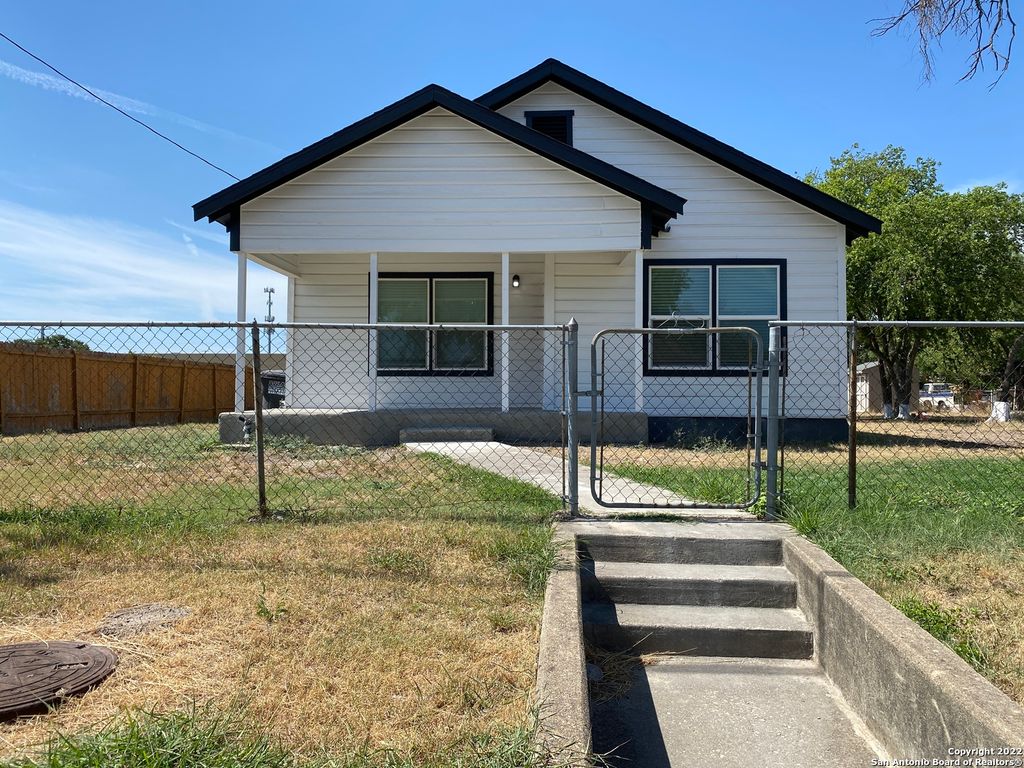 Photo of 202 McCAULEY BLVD, San Antonio, TX 78221 (MLS # 1928414)