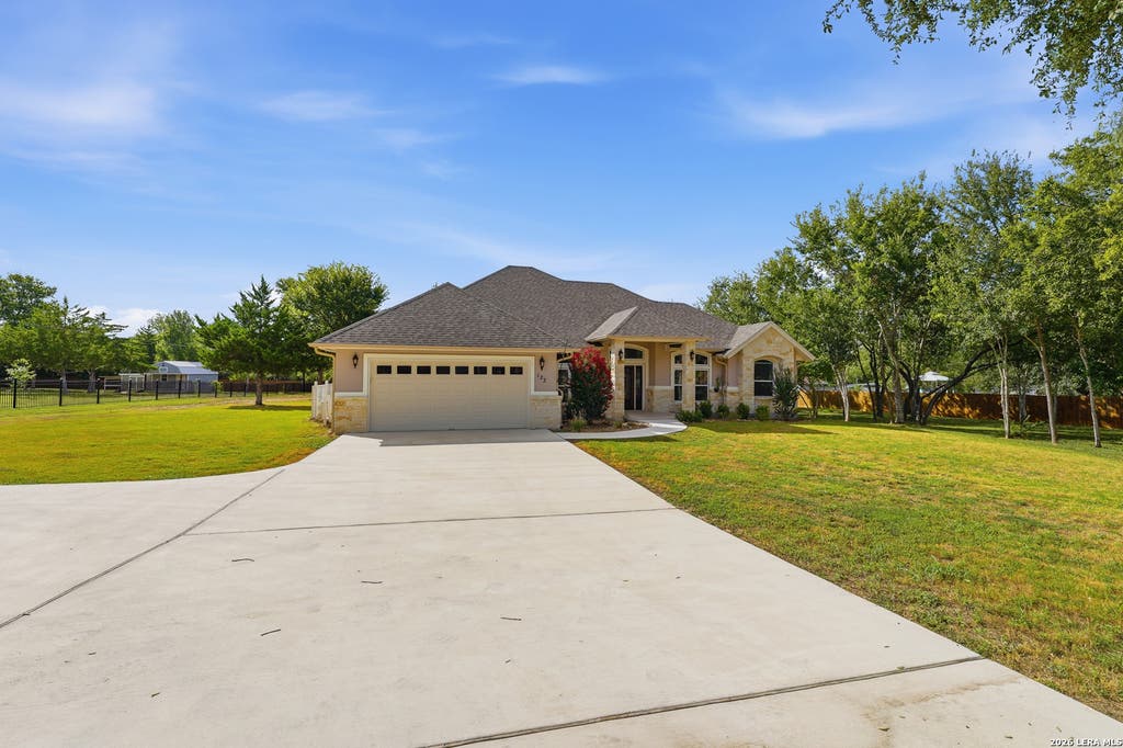 Photo of 123 Tomahawk, Seguin, TX 78155 (MLS # 2008027)