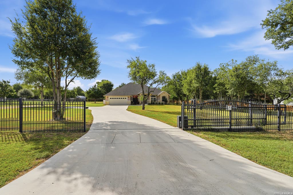 Photo of 123 Tomahawk, Seguin, TX 78155 (MLS # 2008027)