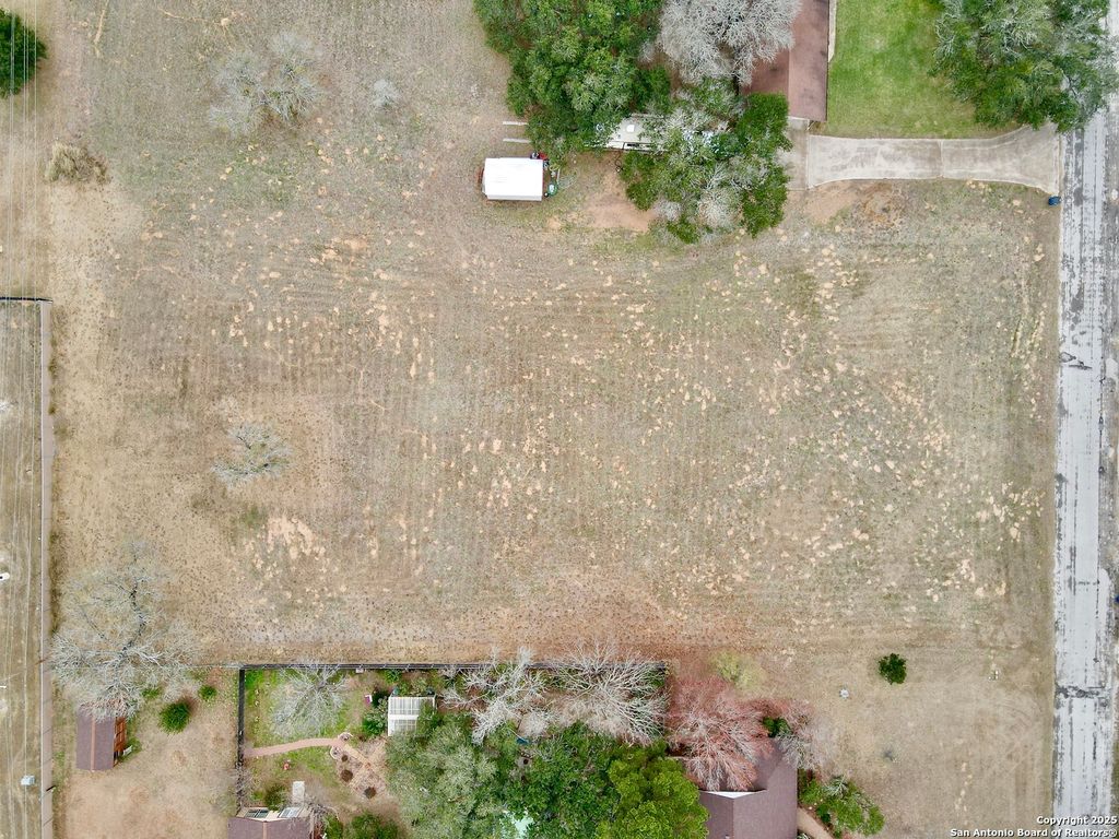 Photo of 130 Eileen Dr, Pleasanton, TX 78064 (MLS # 1835705)