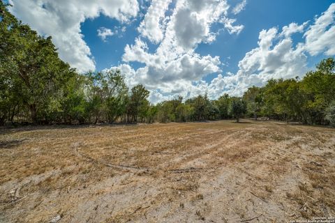 A home in Karnes City