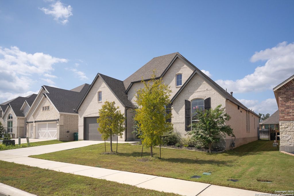 Photo of 119 Huntwick Dr, Boerne, TX 78006 (MLS # 1908315)