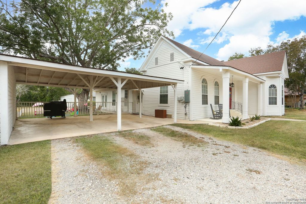 Photo of 1503 S 2nd Street, Floresville, TX 78114 (MLS # 1895036)