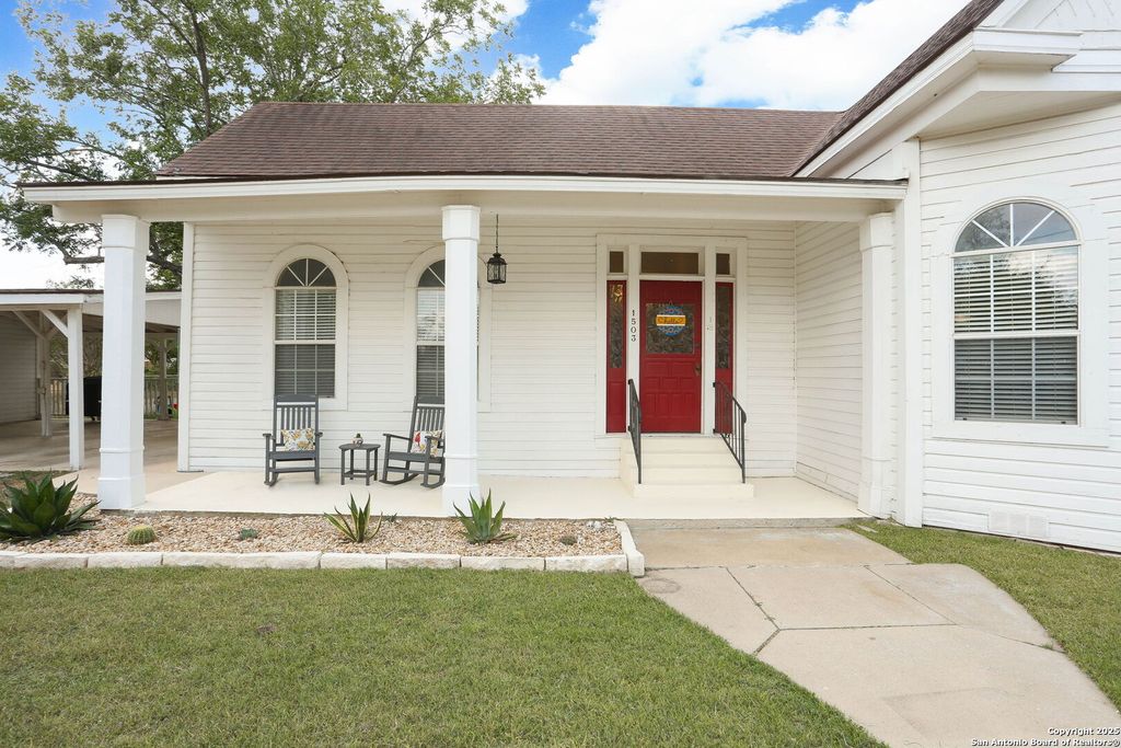 Photo of 1503 S 2nd Street, Floresville, TX 78114 (MLS # 1895036)
