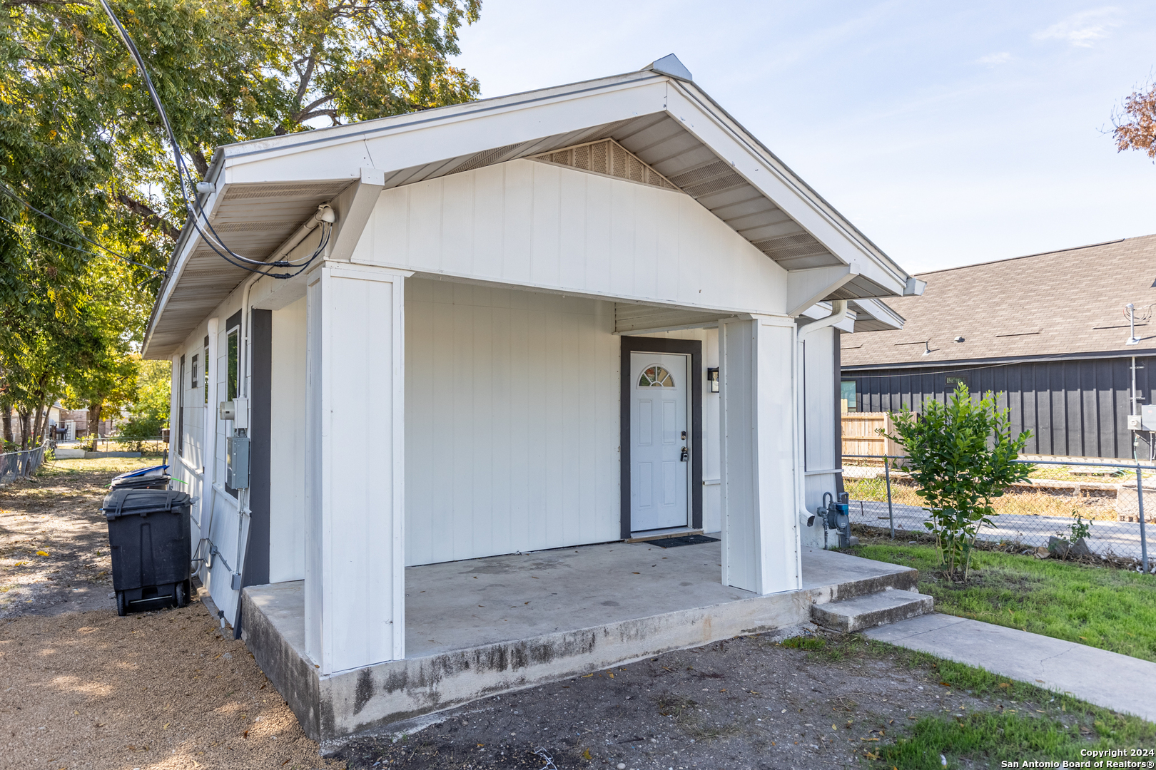 1426 E CARSON ST