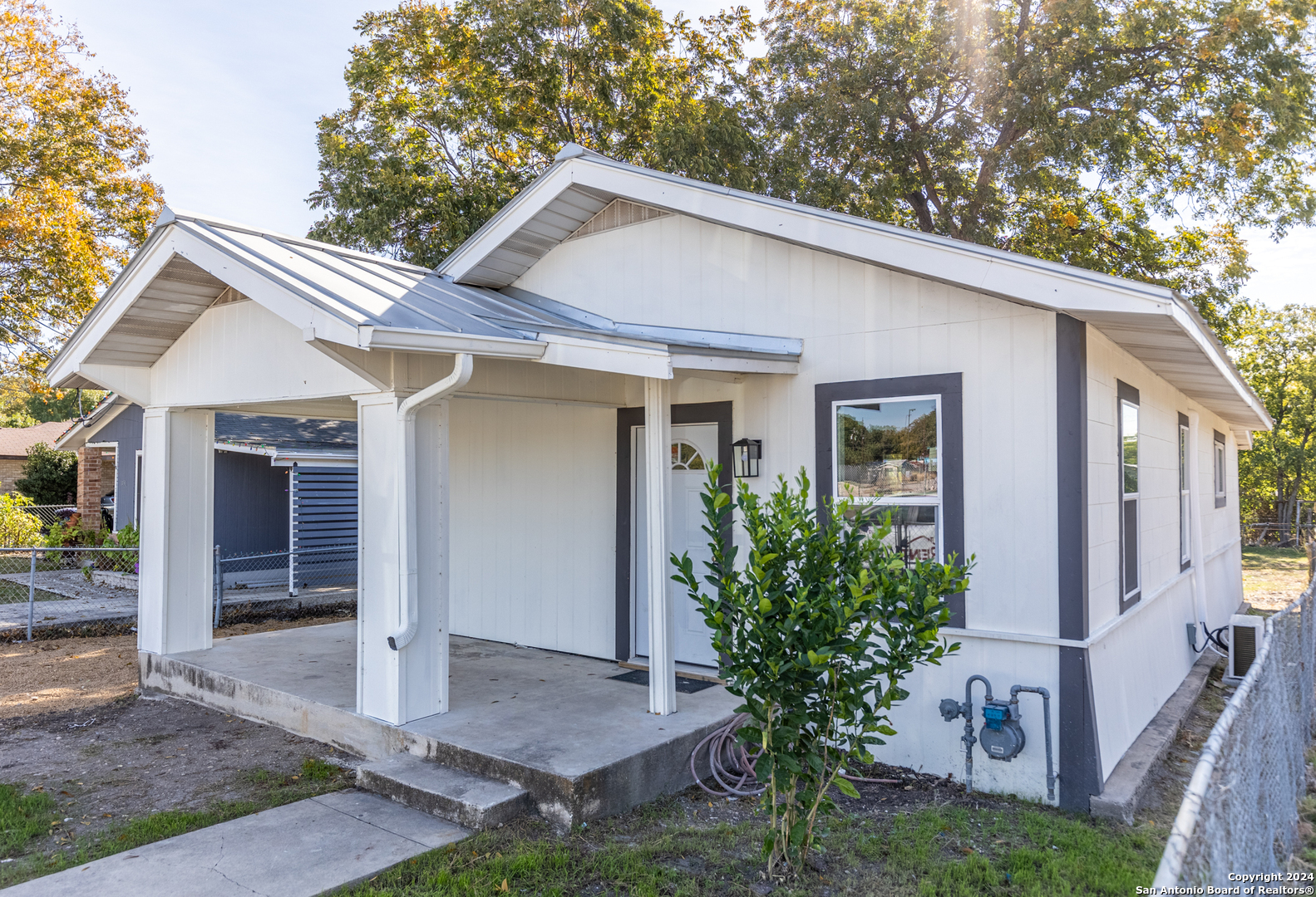 1426 E CARSON ST
