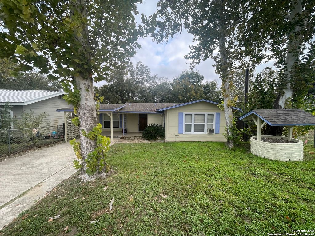 Photo of 1015 Reiley Rd, Seguin, TX 78155 (MLS # 1898163)