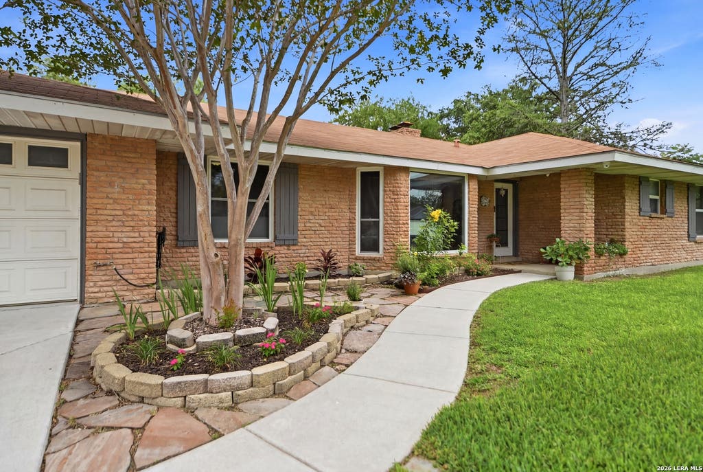 Photo of 429 DRIFTWIND DR, Windcrest, TX 78239 (MLS # 1972932)