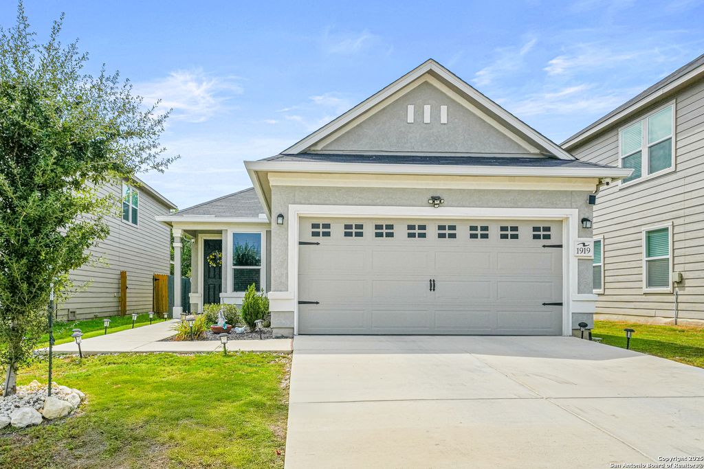 Photo of 1919 Overlook Knoll, San Antonio, TX 78245 (MLS # 1926616)