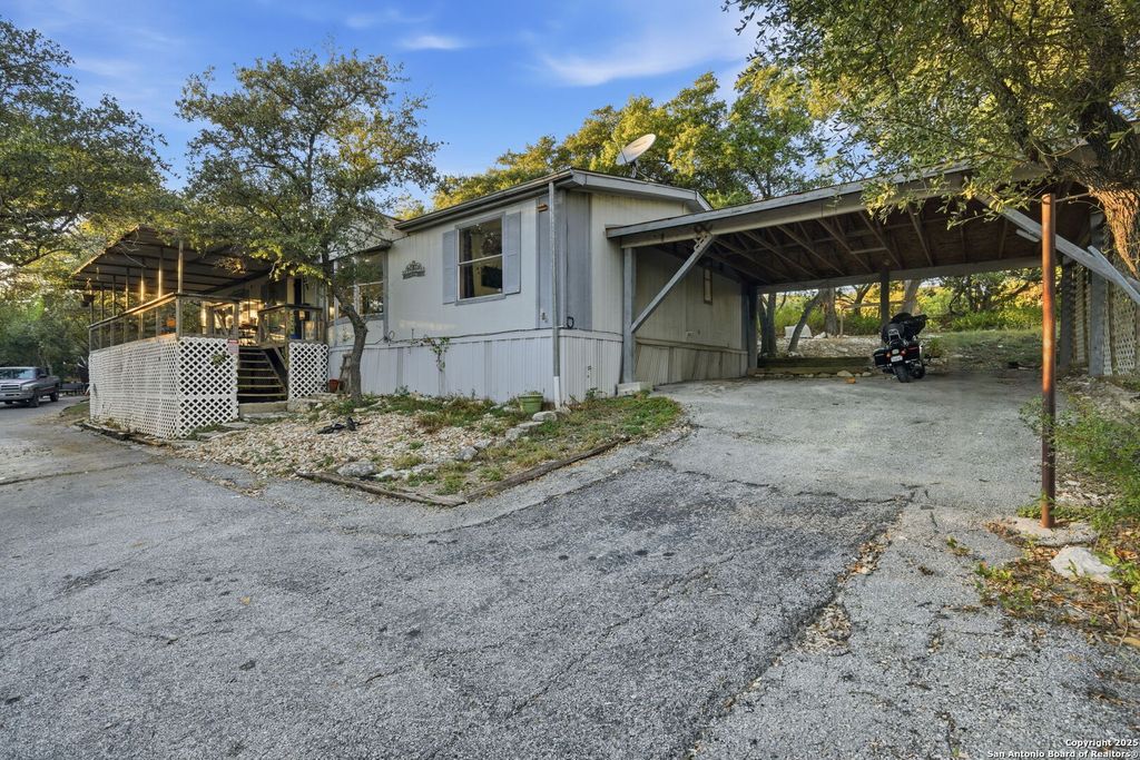 Photo of 185 CANYON BEND, Canyon Lake, TX 78133 (MLS # 1924287)