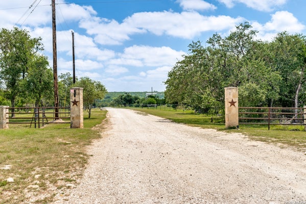 ADDRESS PRIVATE, UTOPIA, TX 78884 - Image 0ea396c29e339fa6b4e72cafb7878744/3085091673