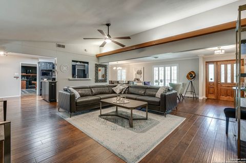 250 DONELLA DR Hollywood Park TX 78232