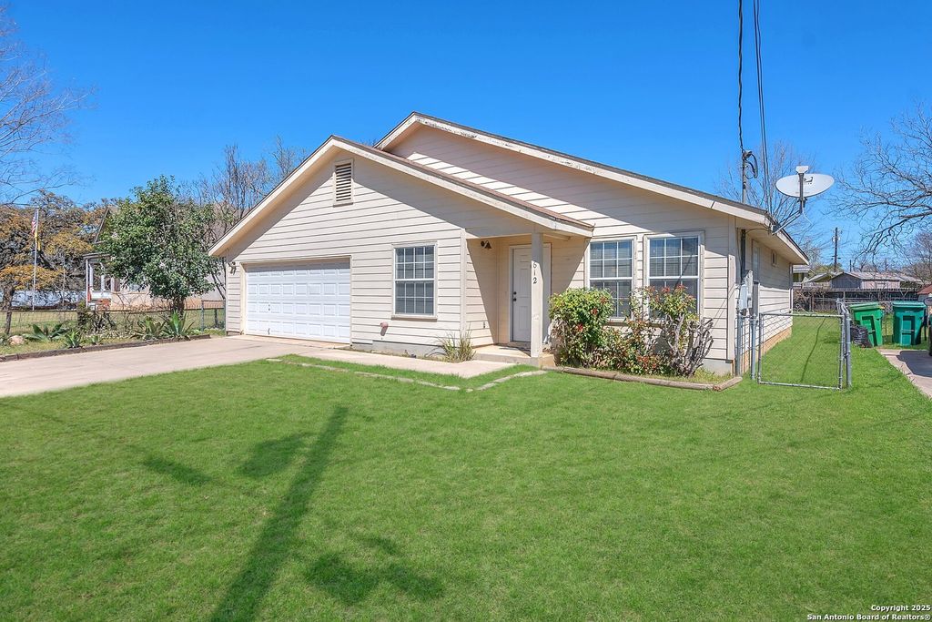 Photo of 612 E Theissen, Boerne, TX 78006 (MLS # 1924735)