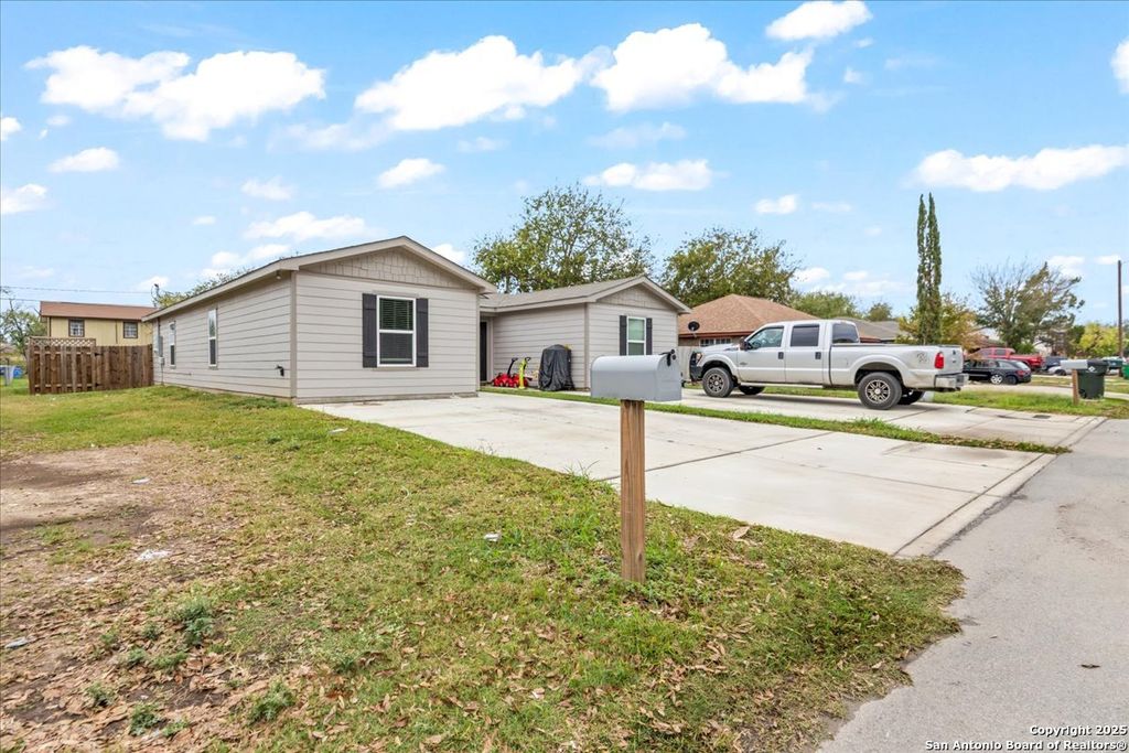 Photo of 1153 Magnolia, Seguin, TX 78155 (MLS # 1924878)