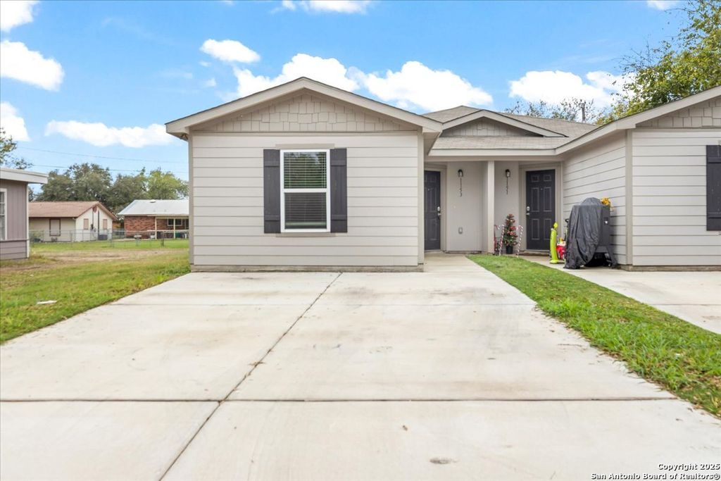 Photo of 1153 Magnolia, Seguin, TX 78155 (MLS # 1924878)