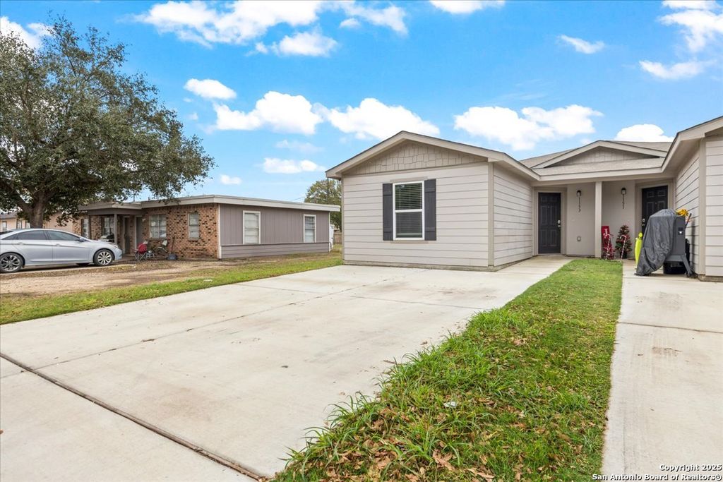 Photo of 1153 Magnolia, Seguin, TX 78155 (MLS # 1924878)