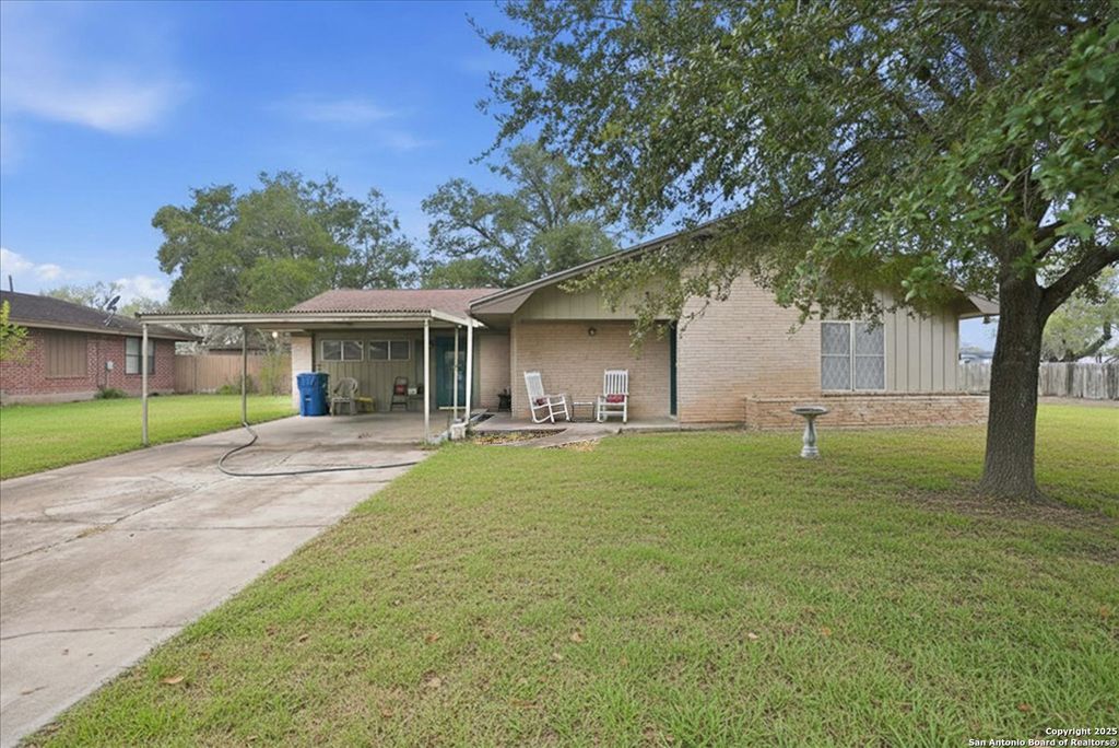 Photo of 1000 Austin St., George West, TX 78022 (MLS # 1929742)