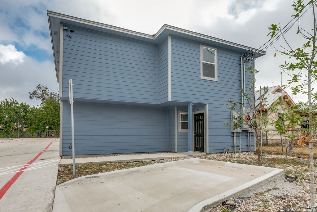 Photo of 1835 W Poplar 402 #402, San Antonio, TX 78207 (MLS # 1957041)