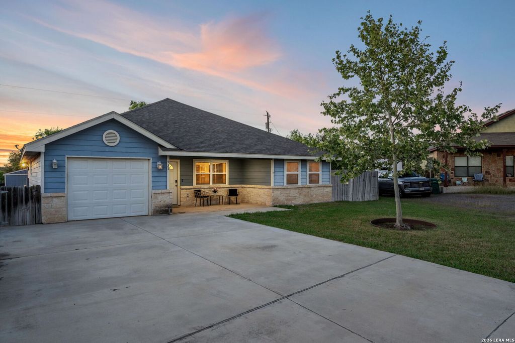 Photo of 533 INDIAN XING, Jourdanton, TX 78026 (MLS # 1958744)