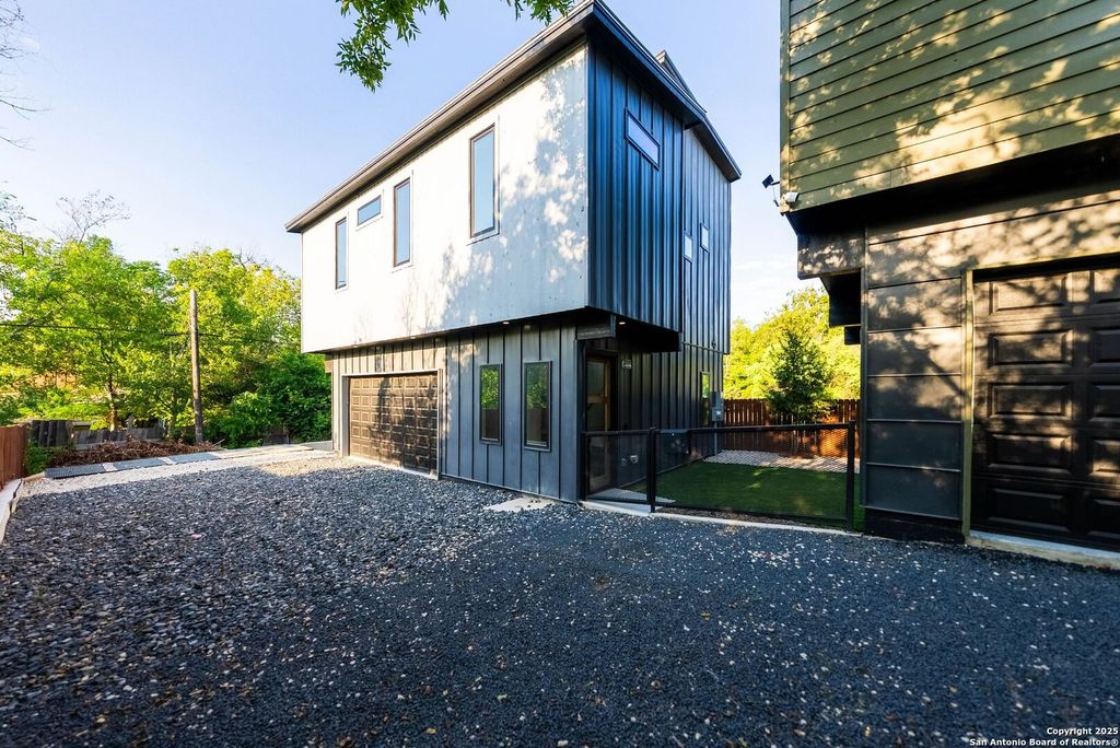 Photo of 108 Vine St 103 #103, San Antonio, TX 78210 (MLS # 1910936)