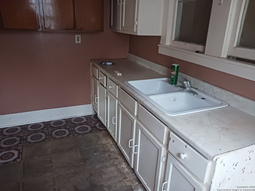 Photo of 702 W Malone, San Antonio, TX 78225 (MLS # 1925842)