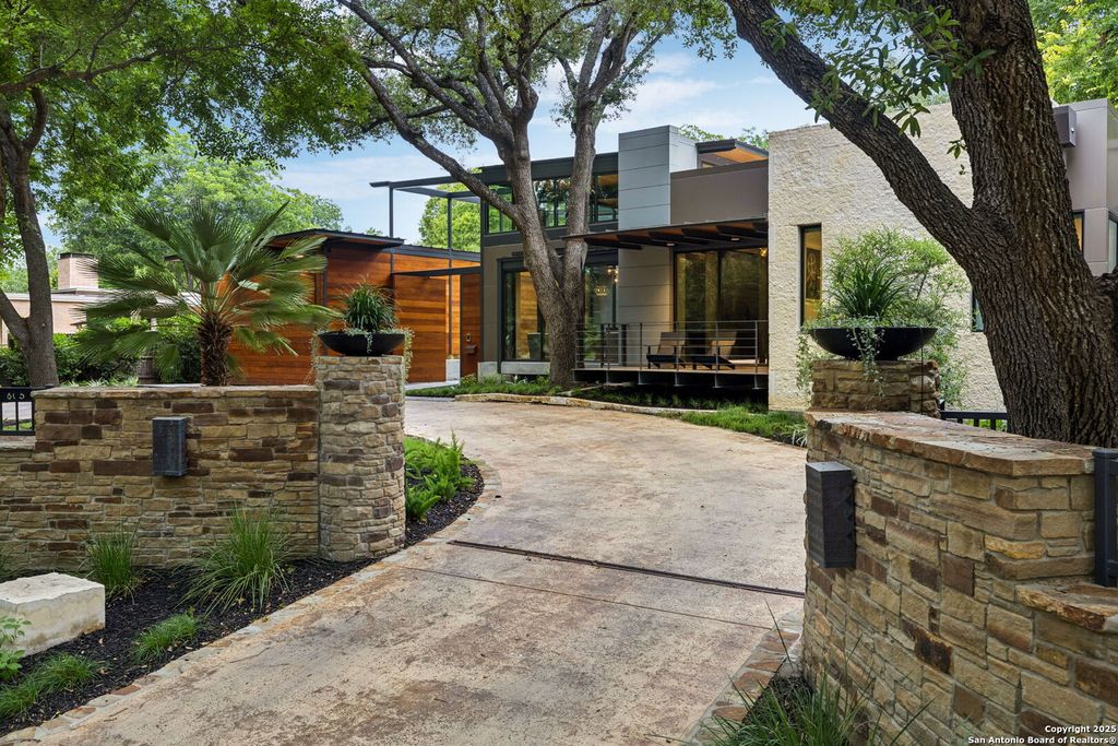Photo of 605 E Contour, San Antonio, TX 78212 (MLS # 1882187)