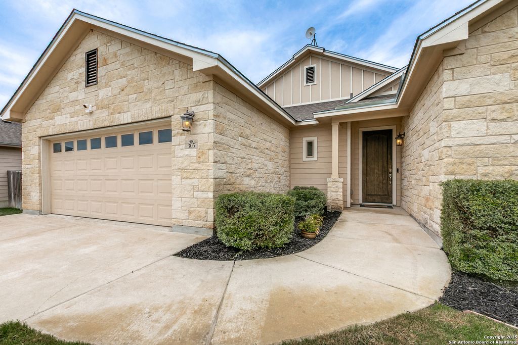 Photo of 305 Iron Gate, Pleasanton, TX 78064 (MLS # 1889085)