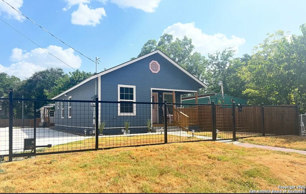 Photo of 1006 Center, San Antonio, TX 78202 (MLS # 1932571)