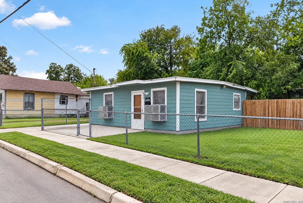 Photo of 1548 Center St, San Antonio, TX 78202 (MLS # 2020147)