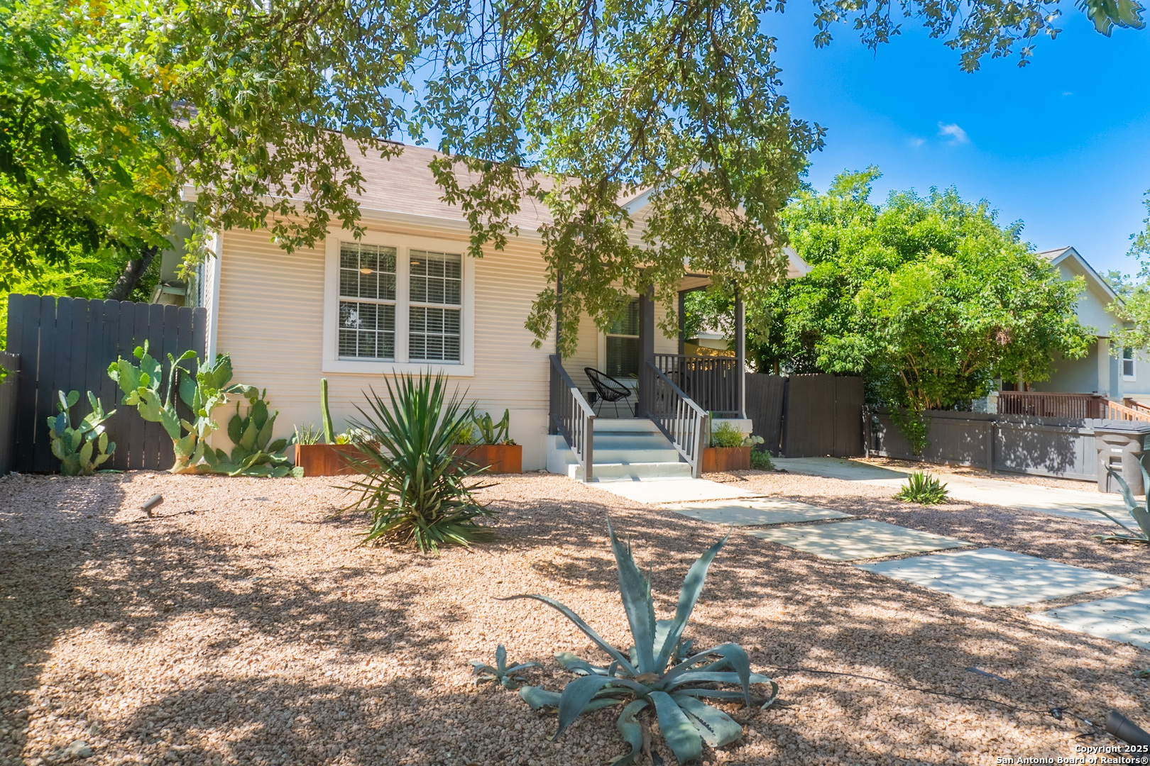 1023 W ROSEWOOD AVE