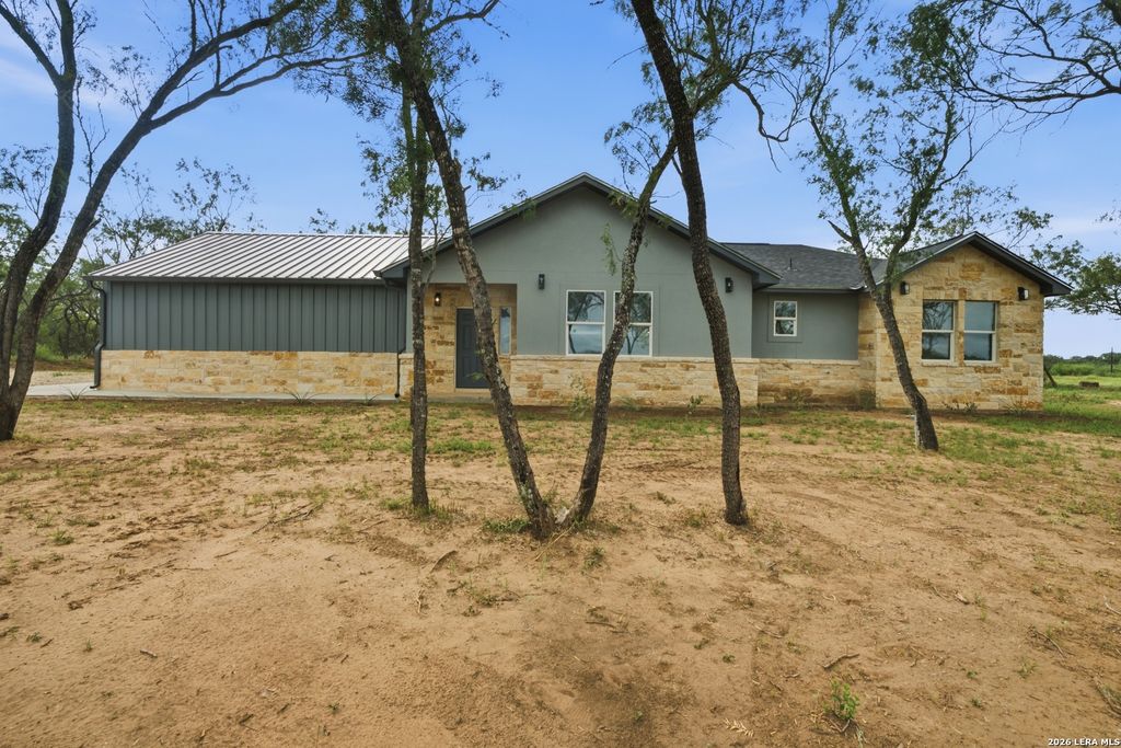 Photo of 157 SYLASHAYES LOOP, Pleasanton, TX 78064 (MLS # 1991479)